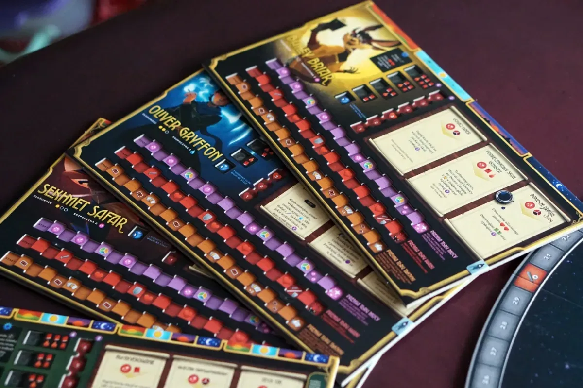 Postacie bohaterów - recenzja gry planszowej Weirdwood Manor na Angry Boardgamer