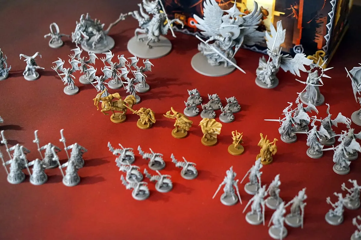 Unboxing Massive Darkness 2: Hellscape