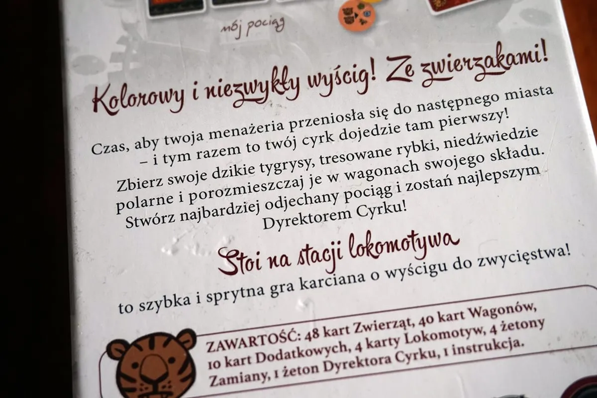 Stoi na stacji lokomotywa