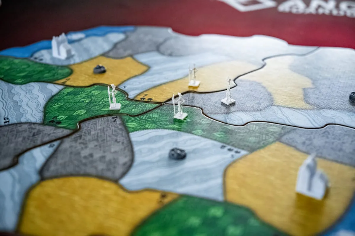 Dodatki do Spirit Island: Zarośla i Szpony oraz Rozdarta Ziemia
