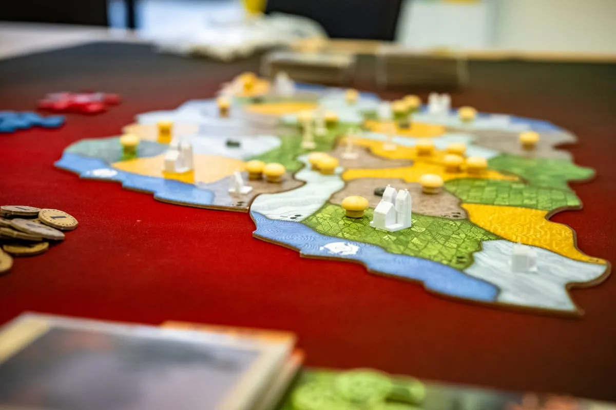 Dodatki do Spirit Island: Zarośla i Szpony oraz Rozdarta Ziemia